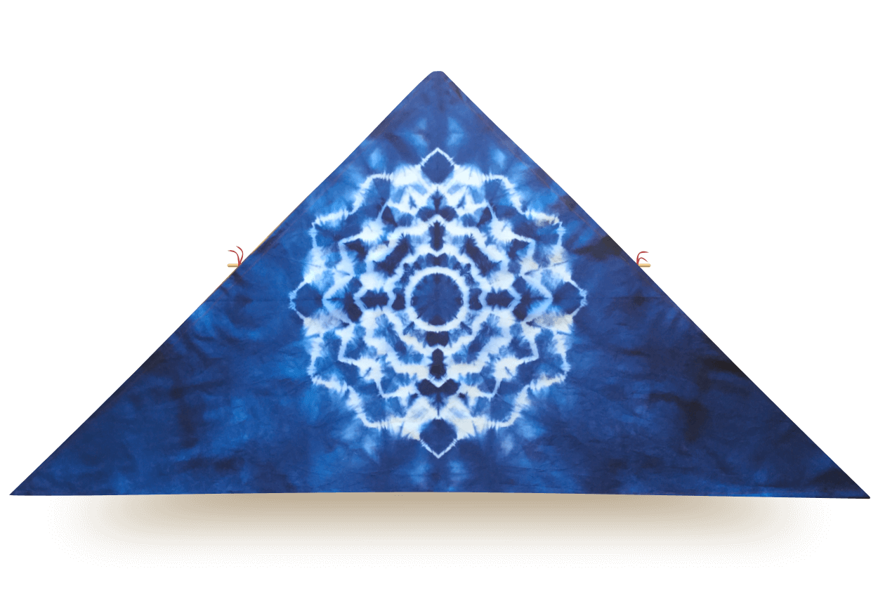 Blue delta kite with white tie-dye mandala pattern, made of organic cotton with a hardwood frame
