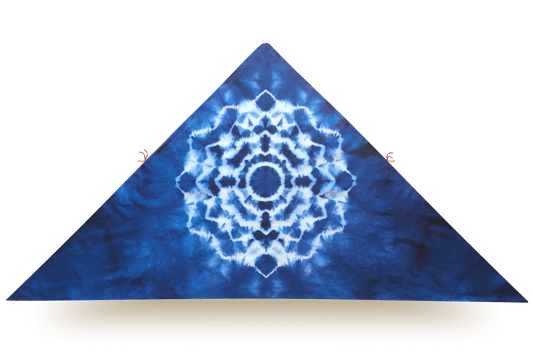 Blue delta kite with white tie-dye mandala pattern, made of organic cotton with a hardwood frame
